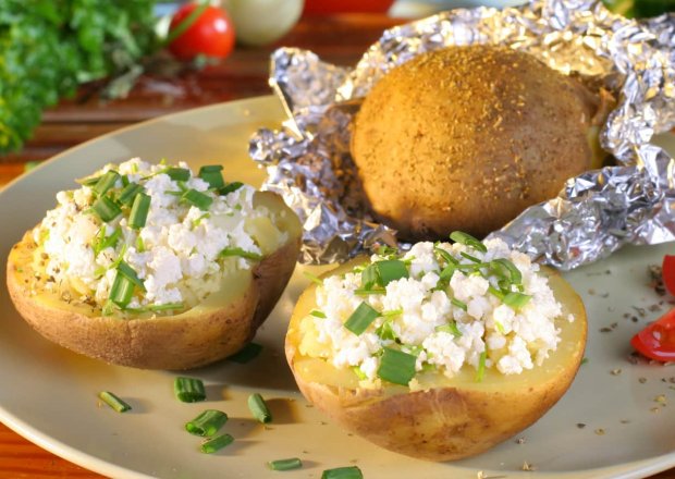Fotografia przedstawiająca Pieczone ziemniaki z twarożkiem