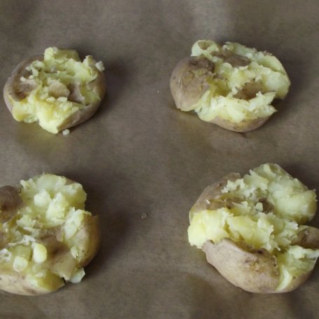 Krok 2 - Pieczone ziemniaki z twarożkiem czosnkowym foto