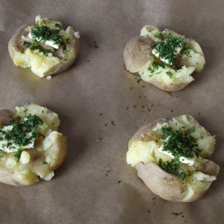 Krok 3 - Pieczone ziemniaki z twarożkiem czosnkowym foto