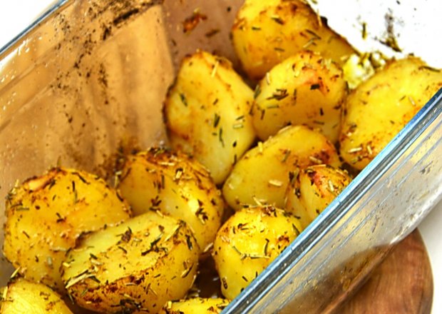Fotografia przedstawiająca Pieczone ziemniaki z tymiankiem i rozmarynem