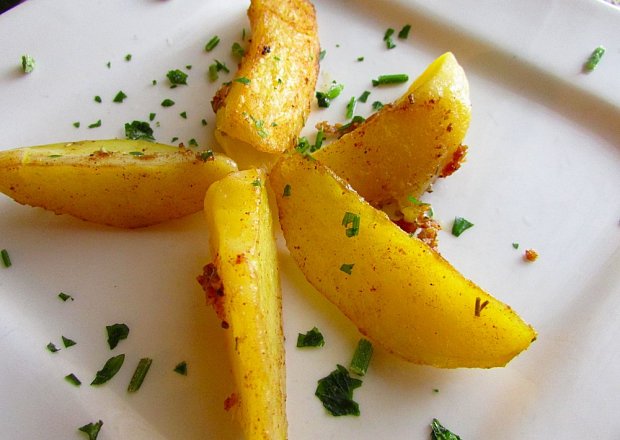 Fotografia przedstawiająca Pieczone ziemniaki z ziołami i czosnkiem
