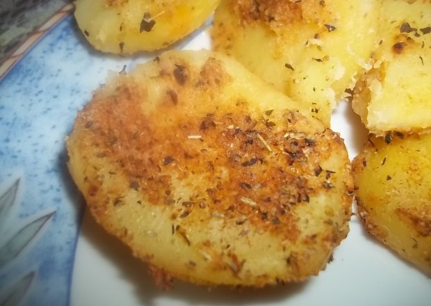 Fotografia przedstawiająca Pieczone ziemniaki z ziołami prowansalskimi