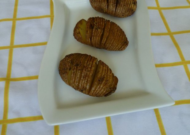 Fotografia przedstawiająca Pieczone ziemniaki z ziołami