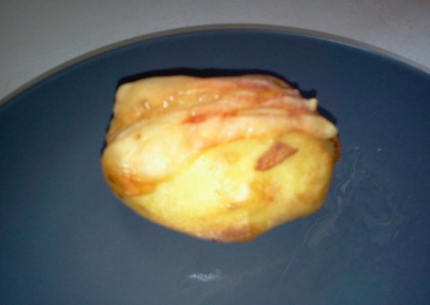 Fotografia przedstawiająca Pieczone ziemniaki z żółtym serem