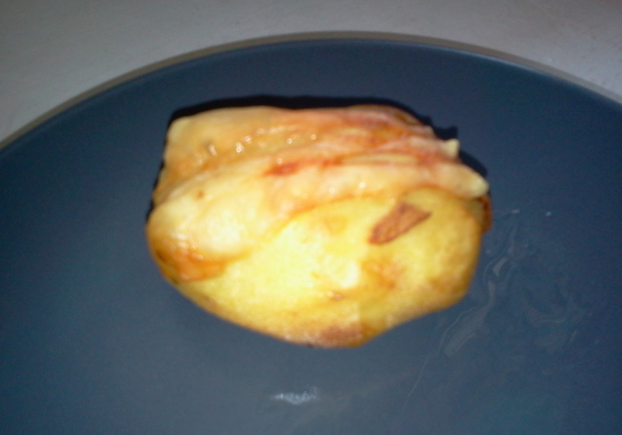 Pieczone ziemniaki z żółtym serem foto