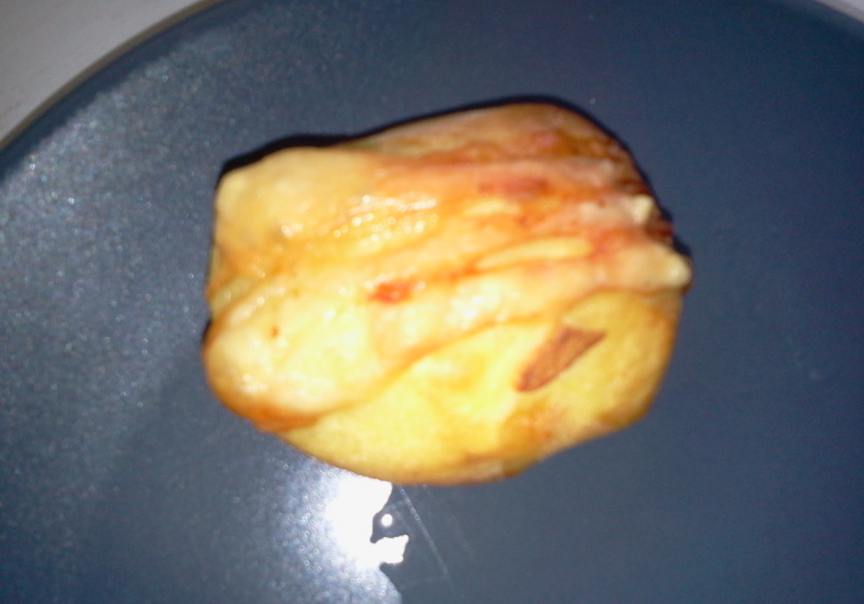 Pieczone ziemniaki z żółtym serem foto