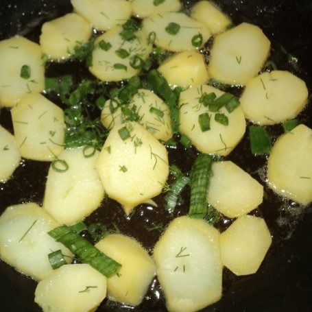 Krok 4 - Pieczone ziemniaki ze szpinakiem i jajkiem  foto