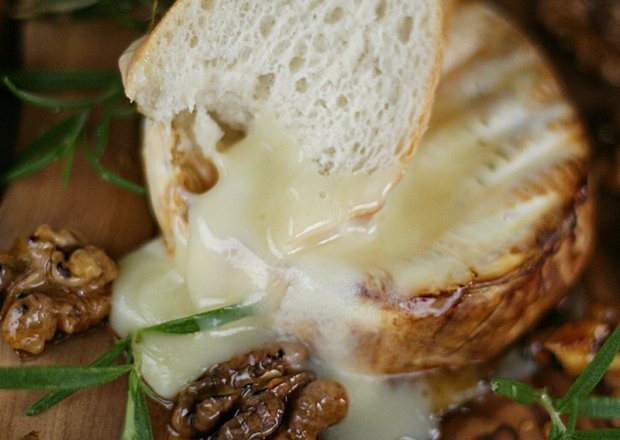 Fotografia przedstawiająca Pieczony camembert z rozmarynem i miodem