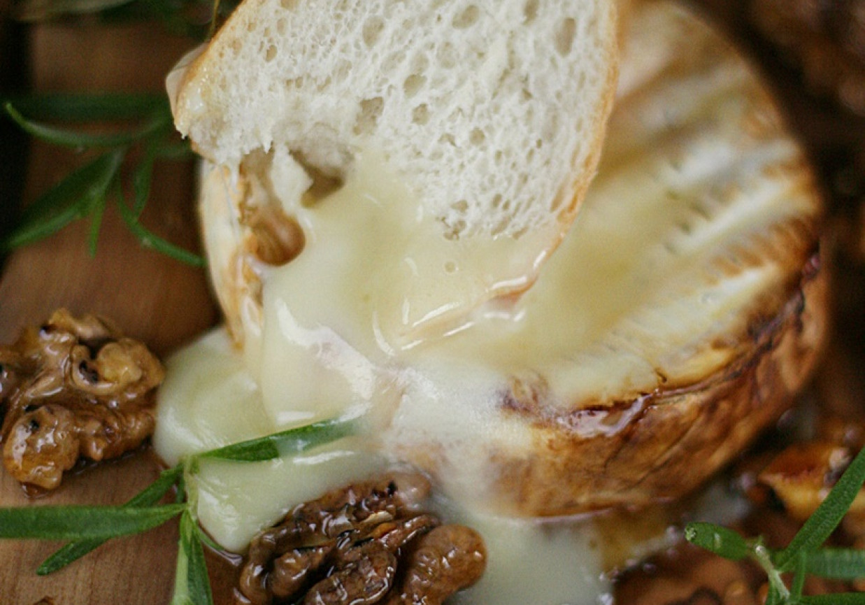 Pieczony camembert z rozmarynem i miodem foto