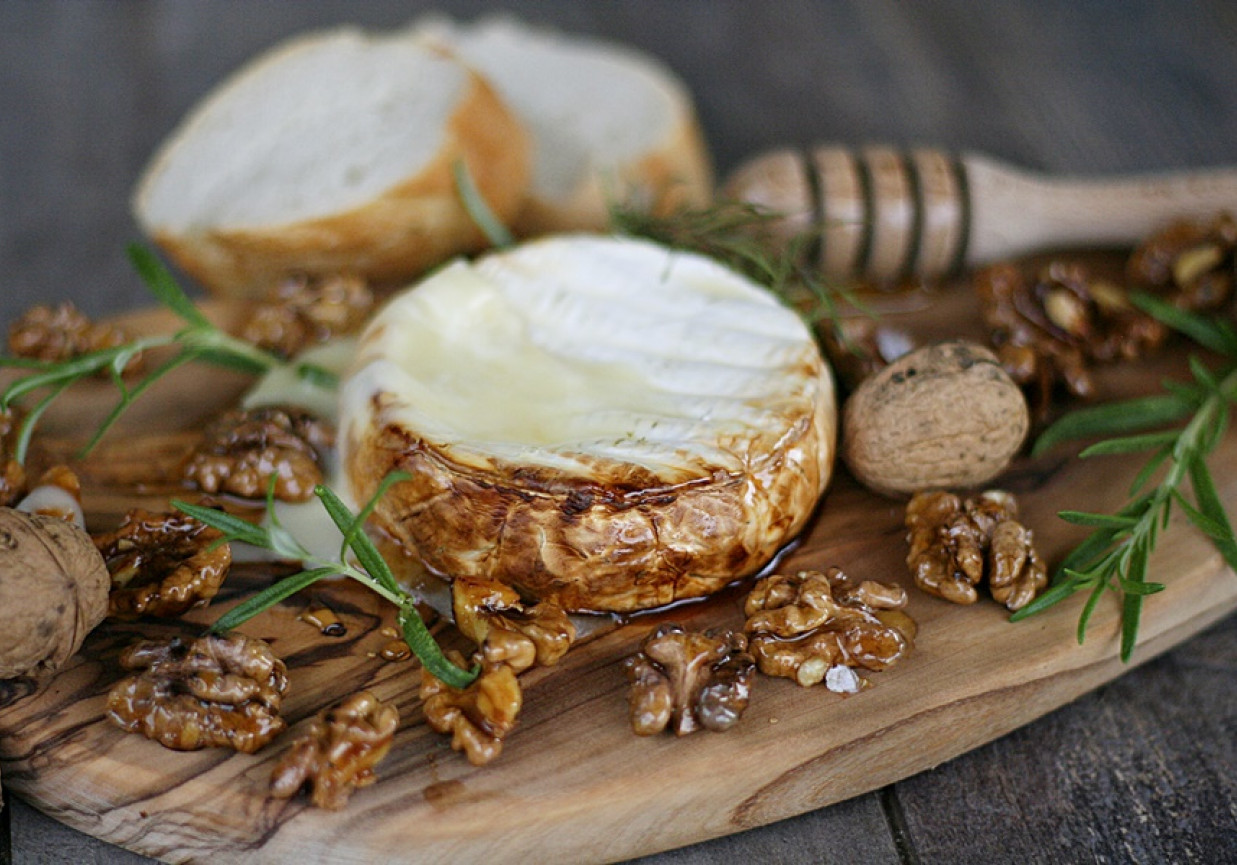 Pieczony camembert z rozmarynem i miodem foto