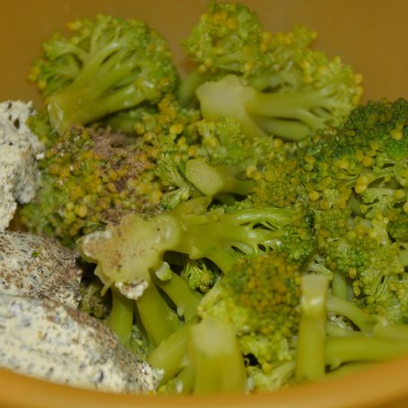 Krok 2 - Pieczony dorsz w maślance z orzechami na brokułowym puree foto