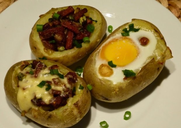Fotografia przedstawiająca Pieczony faszerowany ziemniak szynką i cebulą