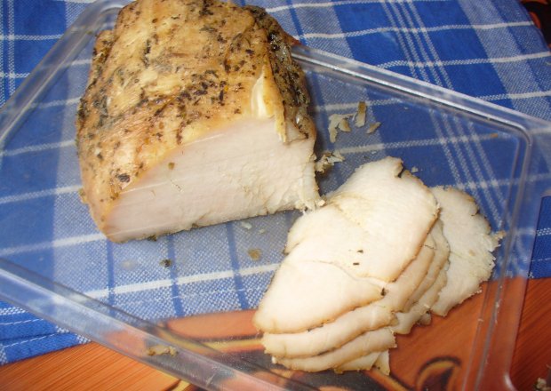 Fotografia przedstawiająca Pieczony filet z indyka do kanapek