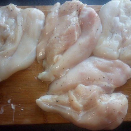 Krok 1 - Pieczony filet z kurczaka z boczkiem i sosem bbq pod serową pierzynką foto