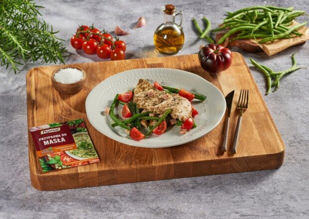 Fotografia przedstawiająca Pieczony filet z kurczaka z ziołowym masłem i szynką, odc. 20