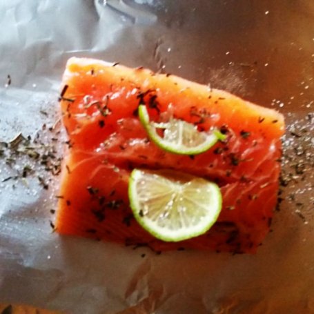 Krok 1 - Pieczony filet z łososia z limonką i koprem foto