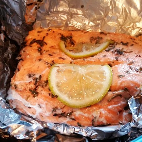 Krok 2 - Pieczony filet z łososia z limonką i koprem foto