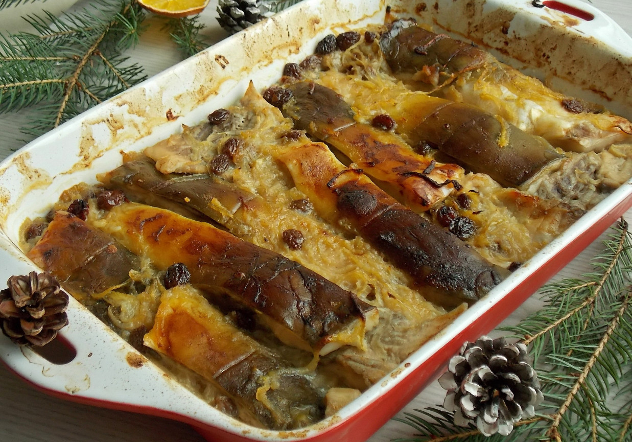 Pieczony karp w cebuli z piwem i rodzynkami foto