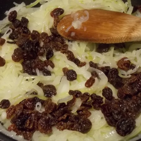 Krok 1 - Pieczony karp w cebuli z piwem i rodzynkami foto