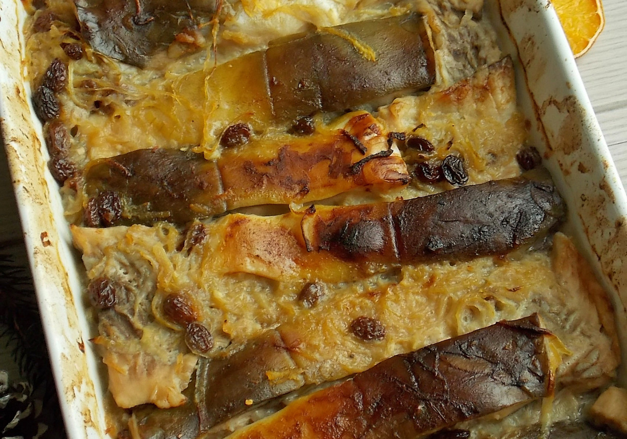 Pieczony karp w cebuli z piwem i rodzynkami foto