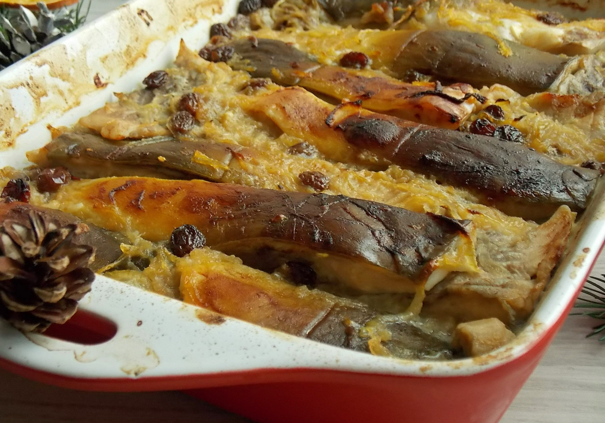 Pieczony karp w cebuli z piwem i rodzynkami foto