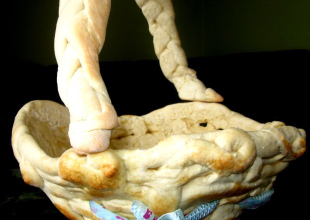 Fotografia przedstawiająca Pieczony koszyczek na wielkanocny stół