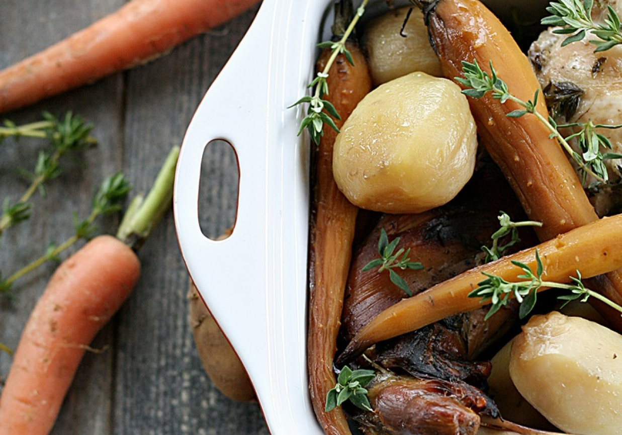Pieczony królik z młodymi ziemniakami i marchewką foto
