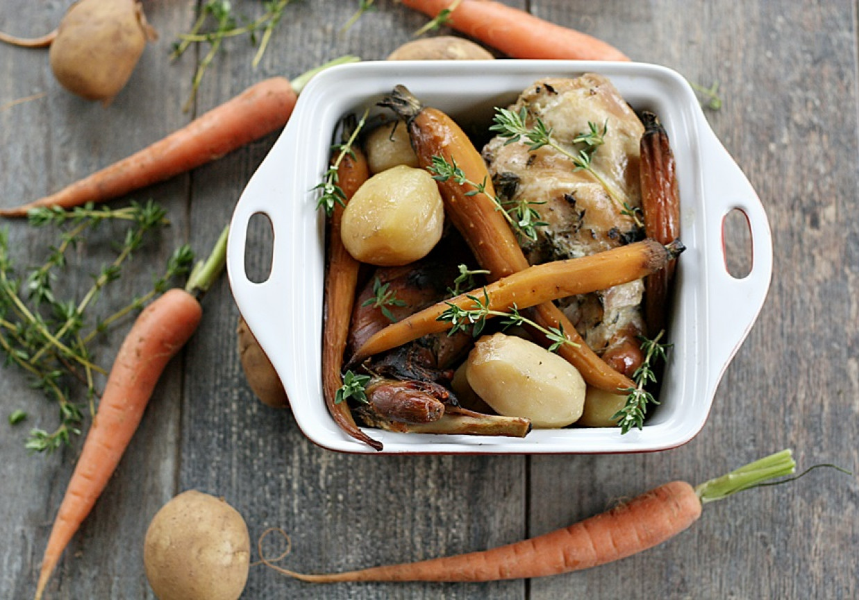 Pieczony królik z młodymi ziemniakami i marchewką foto