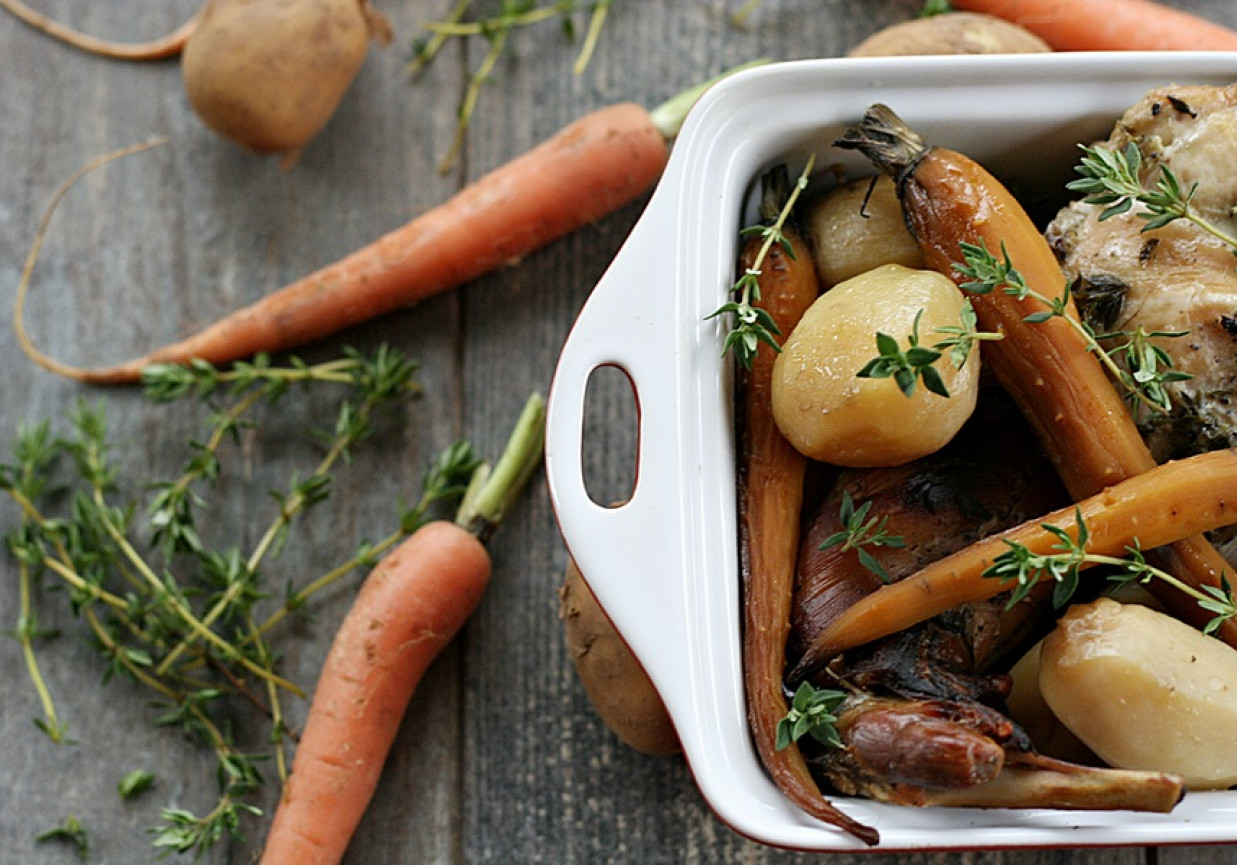 Pieczony królik z młodymi ziemniakami i marchewką foto