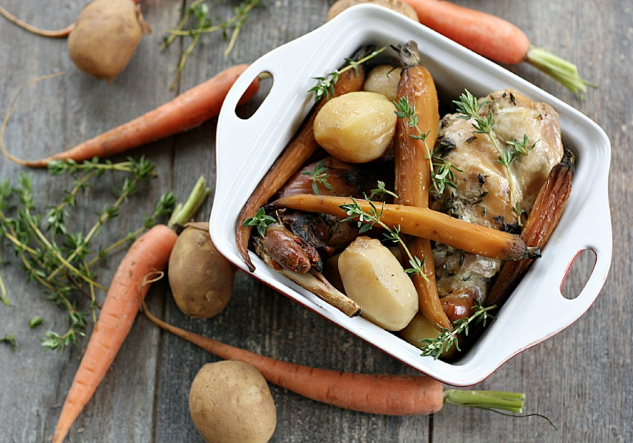 Pieczony królik z młodymi ziemniakami i marchewką foto