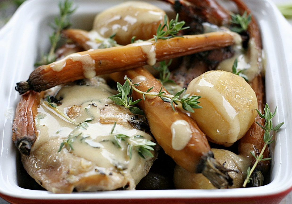 Pieczony królik z młodymi ziemniakami i marchewką foto