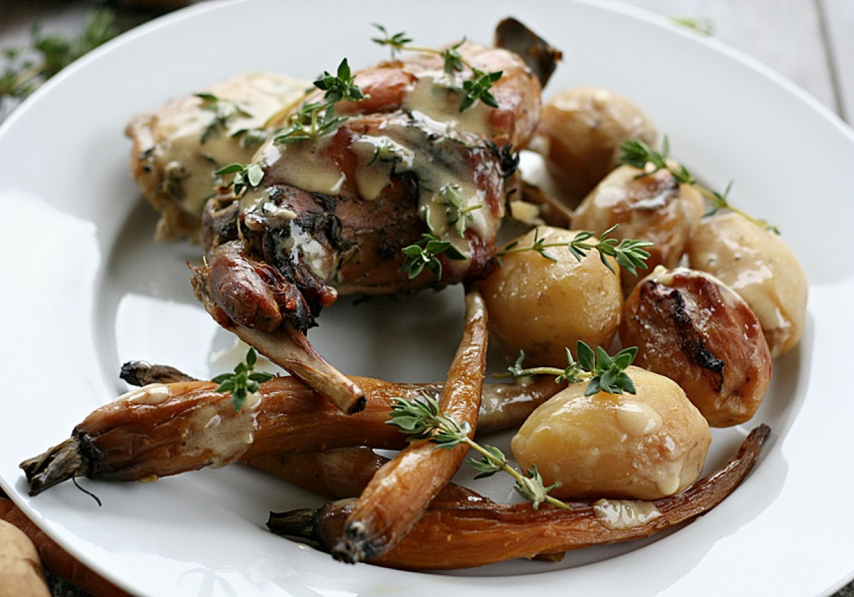 Pieczony królik z młodymi ziemniakami i marchewką foto