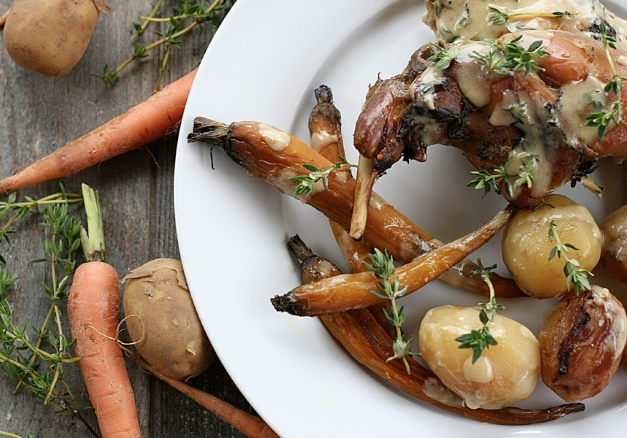 Pieczony królik z młodymi ziemniakami i marchewką foto