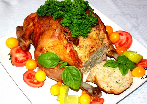 Fotografia przedstawiająca Pieczony kurczak faszerowany piersią i brokułami