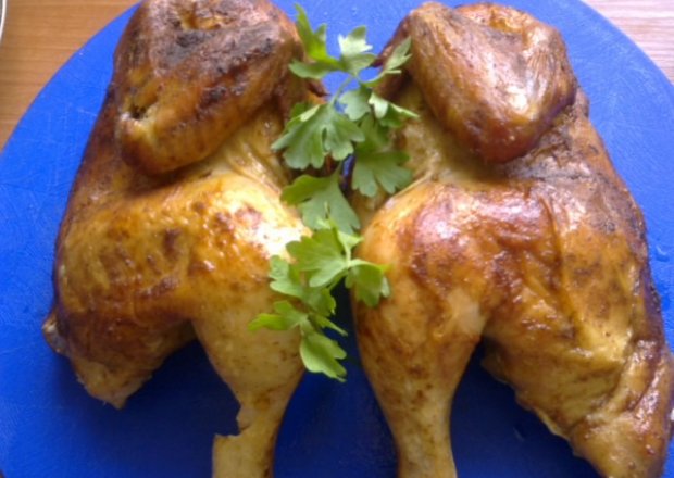 Fotografia przedstawiająca Pieczony kurczak w całości z papryką