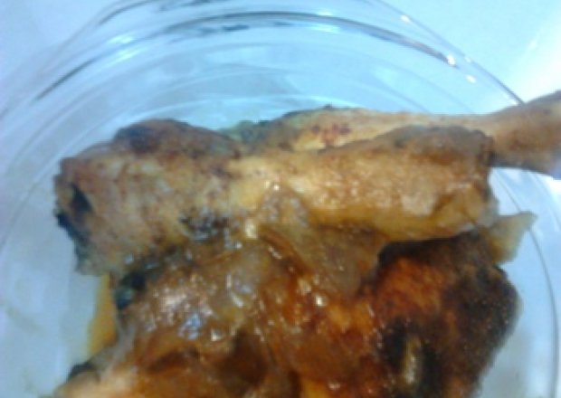 Fotografia przedstawiająca pieczony kurczak z cebulą Agatki