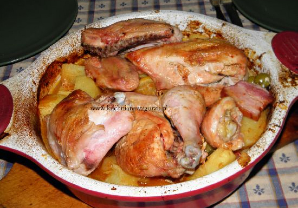 Pieczony kurczak z cytryną, ziemniakami i zielonymi oliwkami. foto