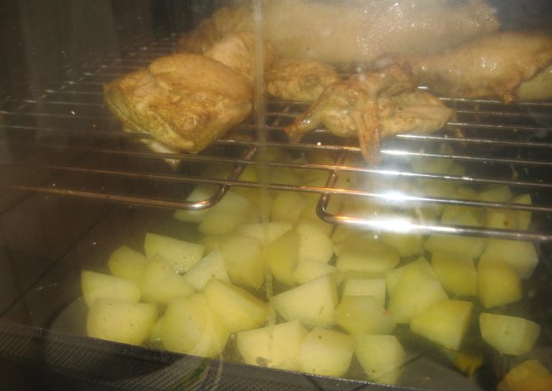 Fotografia przedstawiająca Pieczony kurczak z kartofelkami