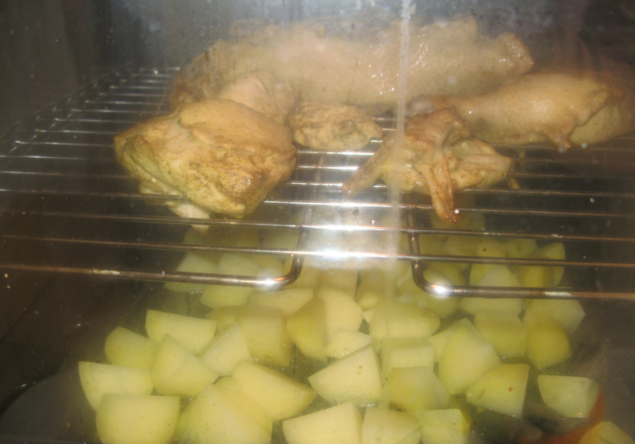 Pieczony kurczak z kartofelkami foto