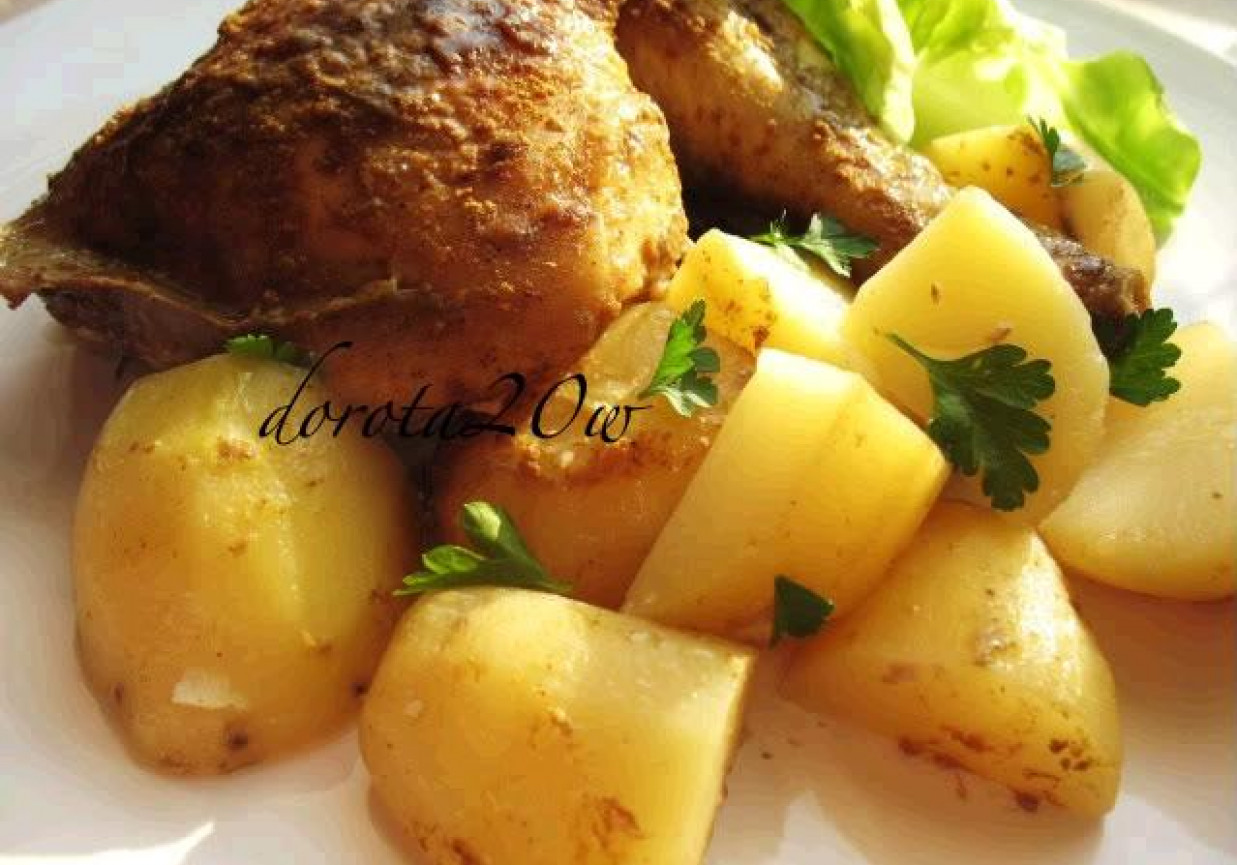 Pieczony kurczak z młodymi ziemniakami w raz el hanout foto