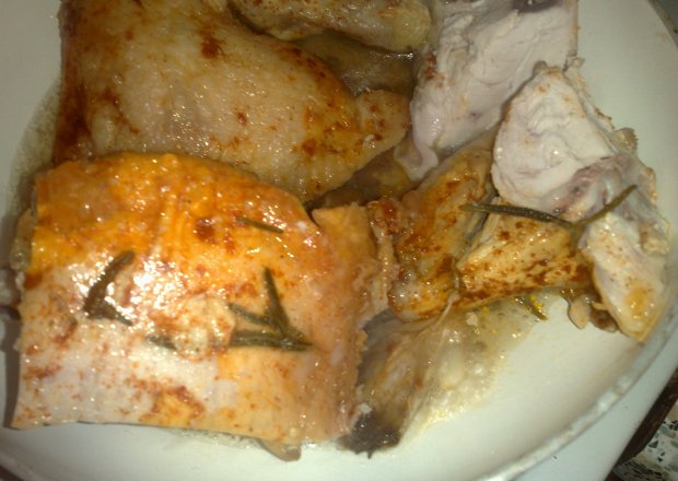 Fotografia przedstawiająca pieczony kurczak z rozmarynem