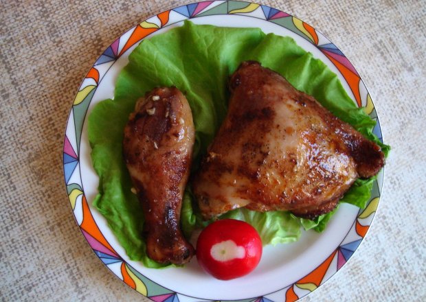 Fotografia przedstawiająca Pieczony kurczak z sosem miodowo-czosnkowym