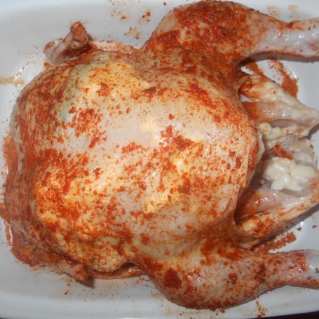 Krok 2 - Pieczony kurczak z szałwią, masłem i cebulą foto