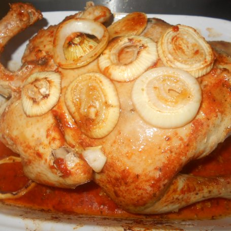 Krok 4 - Pieczony kurczak z szałwią, masłem i cebulą foto