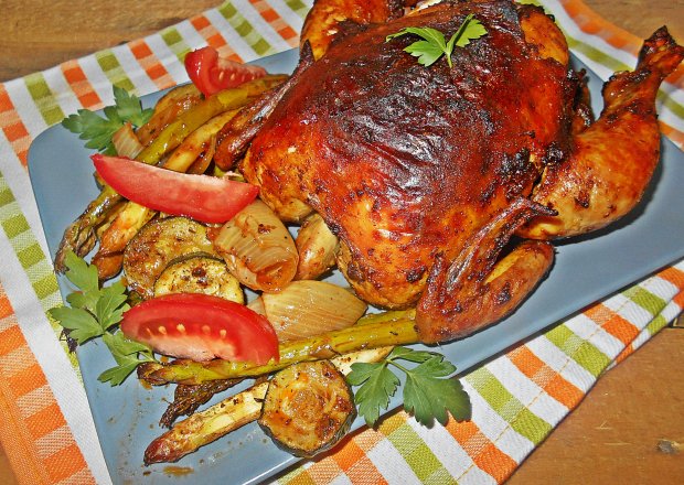 Fotografia przedstawiająca Pieczony kurczak z wędzoną papryką i warzywami