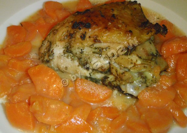 Fotografia przedstawiająca Pieczony kurczak ziołowy z marchewką parowaną