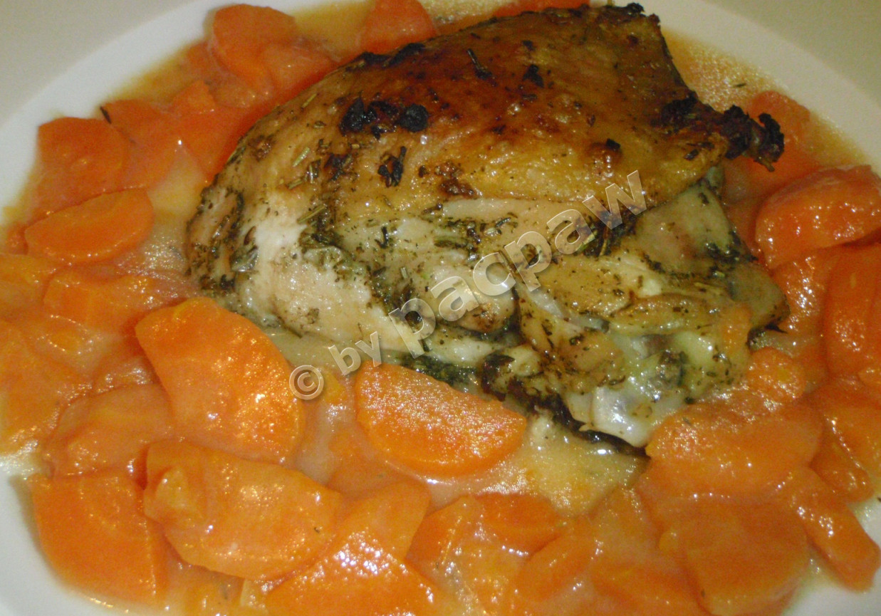 Pieczony kurczak ziołowy z marchewką parowaną foto