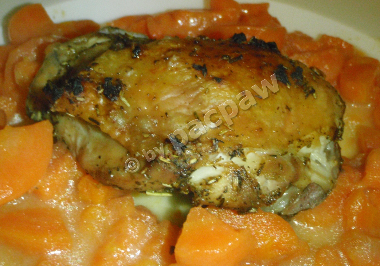 Pieczony kurczak ziołowy z marchewką parowaną foto