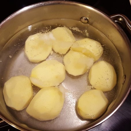 Krok 3 - Pieczony łosoś norweski z ziemniakami i ogórkami z papryką foto