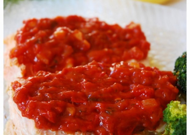 Fotografia przedstawiająca Pieczony łosoś z salsą pomidorowo-paprykową